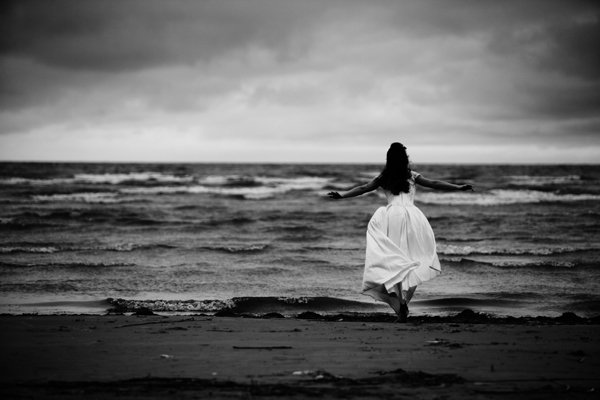 Девушка на море чб