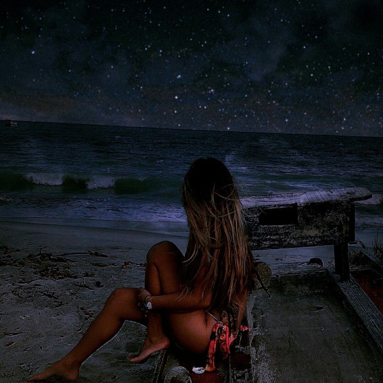 Ночь у берега 83 глава вк. Девушка и ночь. Девушка море вечер. Ночное море. Девушка на пляже вечером.