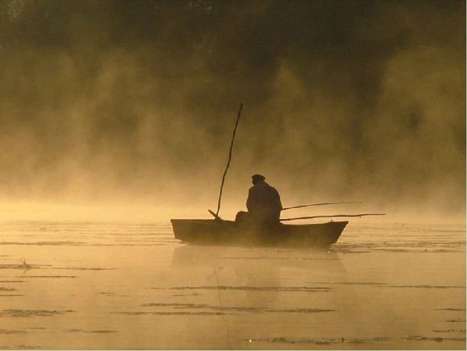 Сидел на озере рыбак. Человек в лодке. Рыбак в лодке. Одинокая лодка. Старик в лодке.