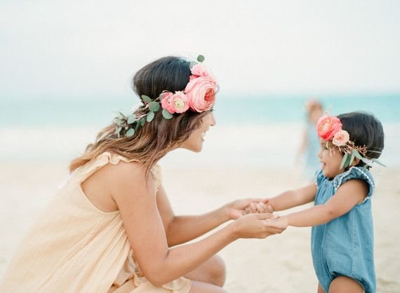 Счастливая семья на берегу