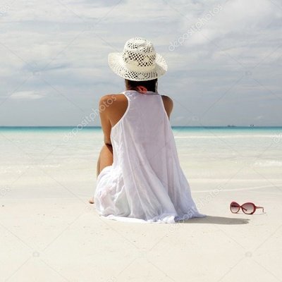 Девушка в шляпе на берегу