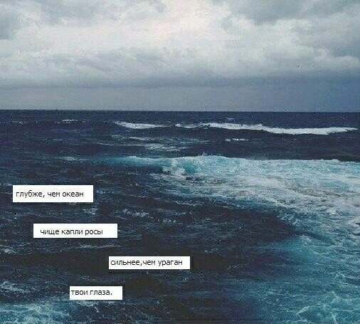 Девушка у моря задумалась