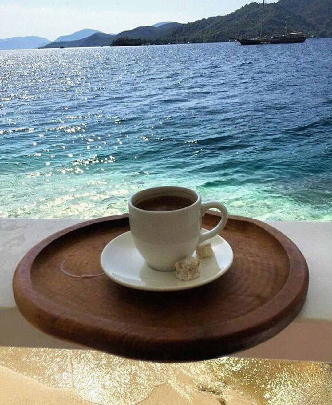 Утренний кофе красиво. Доброе утро море и кофе. Кофе и море. Чашка кофе. Чашка кофе на море.