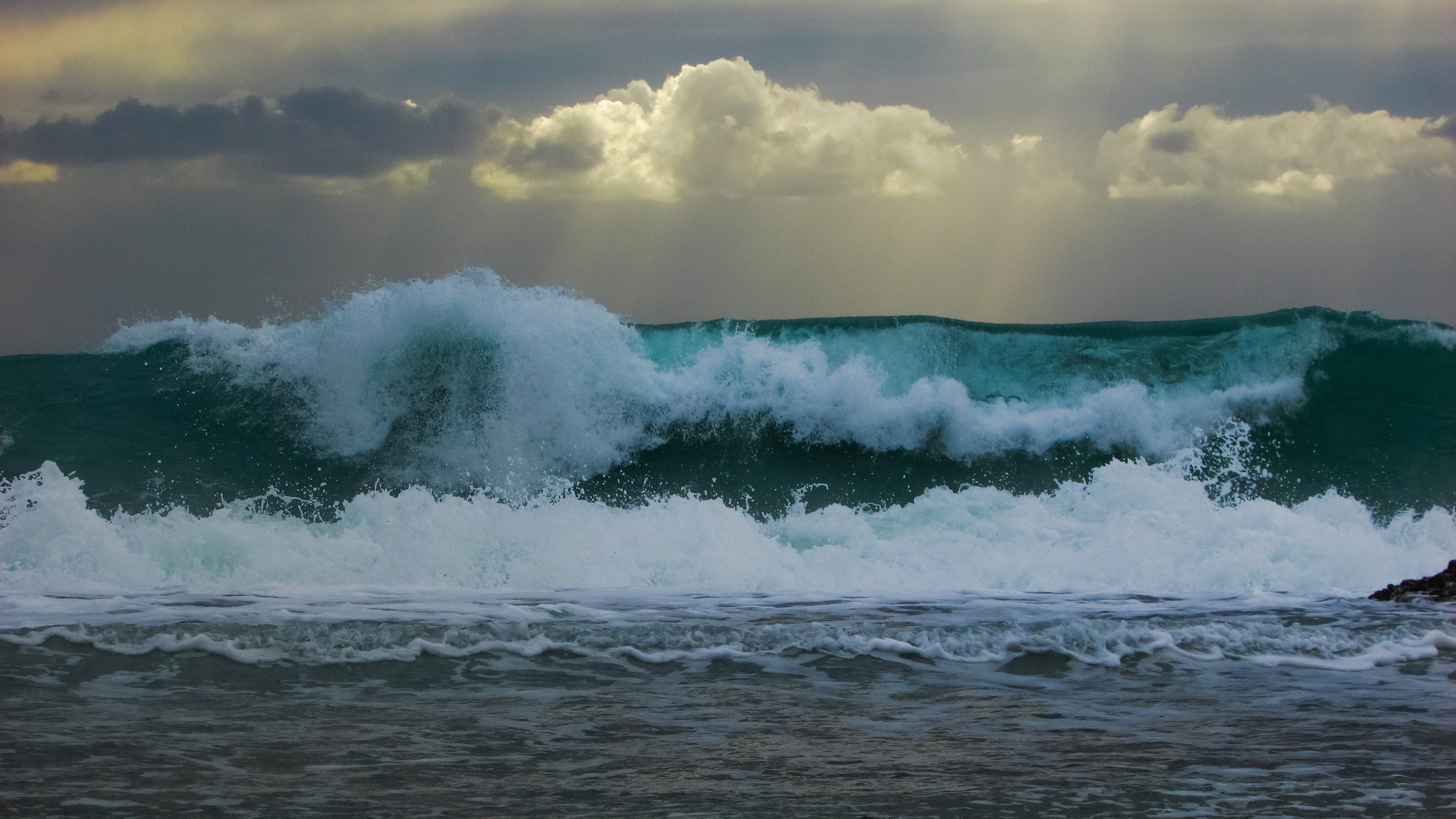 Видеть волны с берега. Бушующее море. Море, волны. Море шторм. Штормовое море.