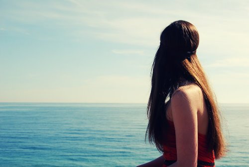 Брюнетка на море