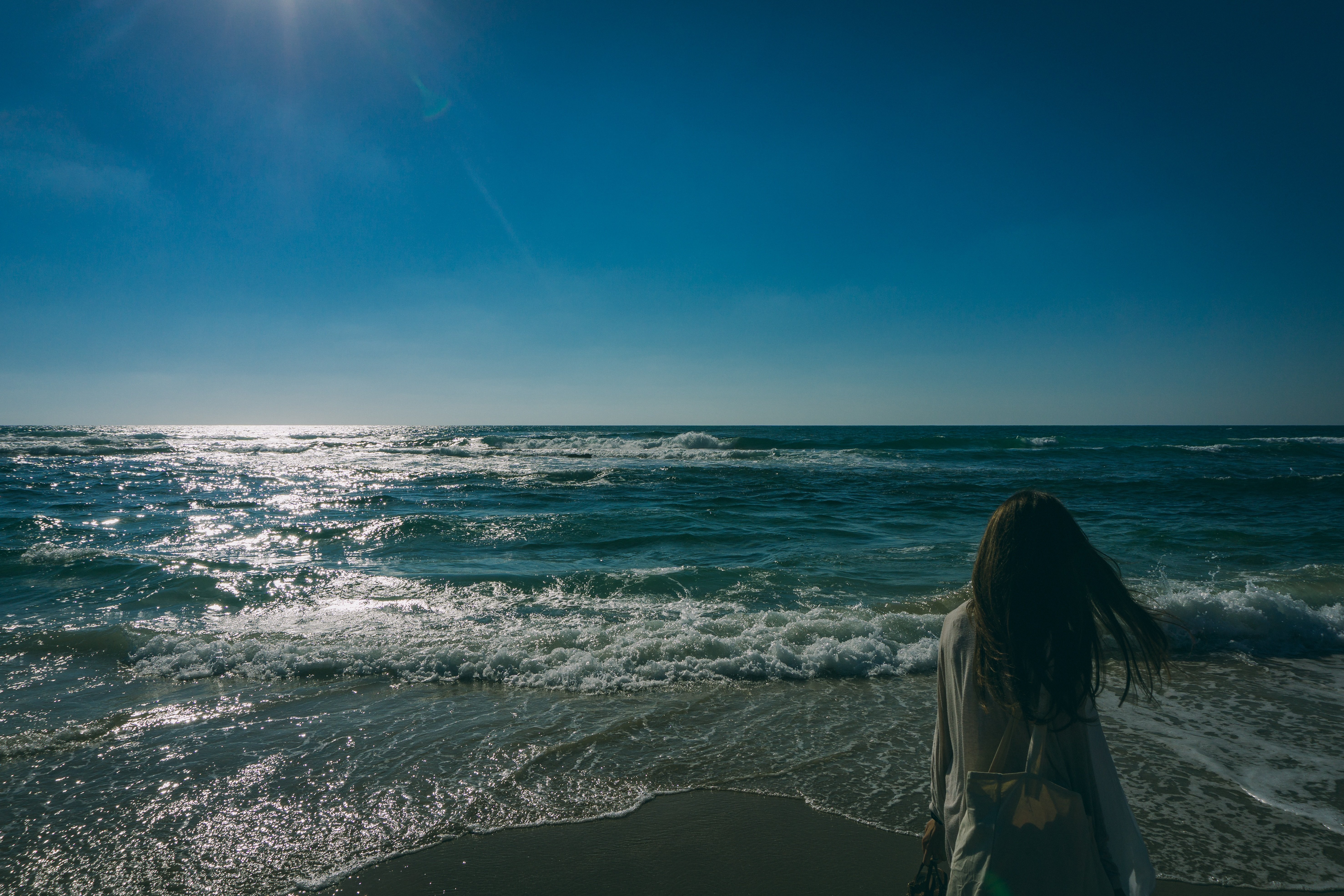 Море лоб. Девушка на море со спины. Брюнетка на море. Девушка-море. Фотосессия на море.