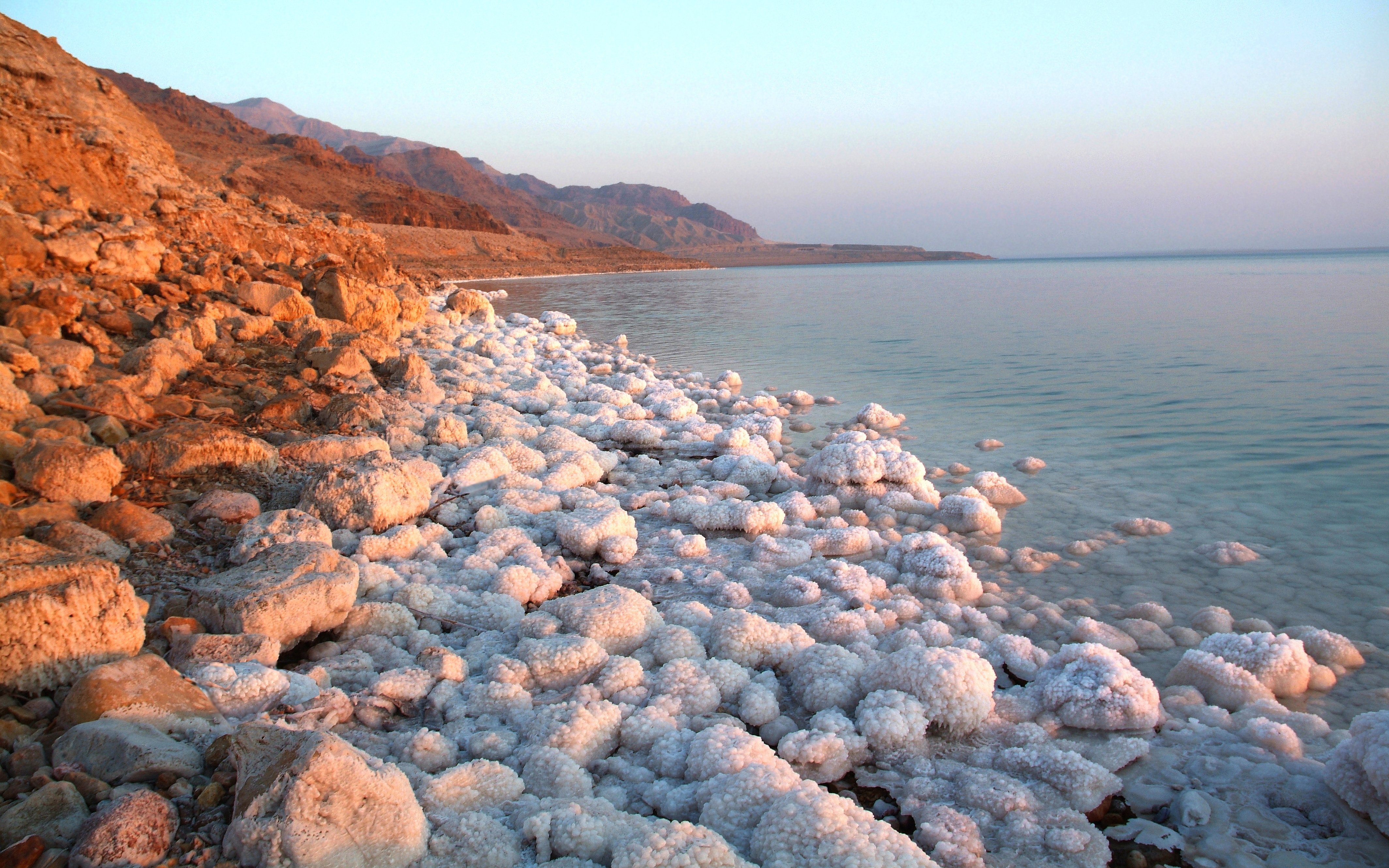 Индийский океан соленый. Иордания Мертвое море. Соленое озеро в Израиле.