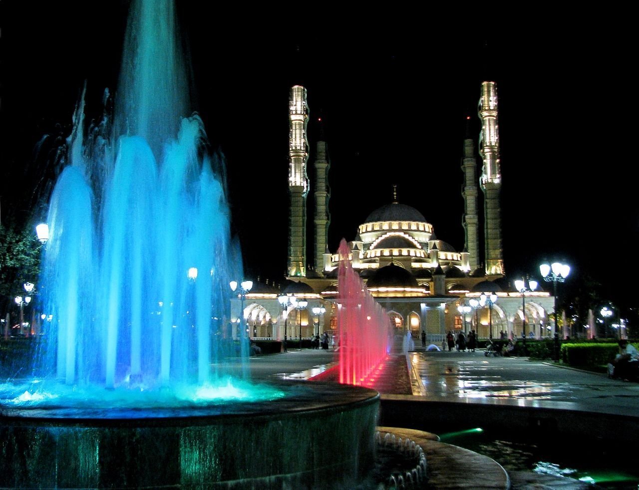 Какое море в грозном. Фонтан у мечети сердце Чечни. Мечеть «сердце Чечни». Чечня Грозный фонтаны. Чеченская Республика грозненское море.