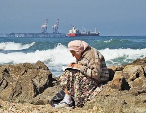 Старушка на берегу моря