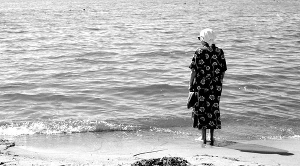 Старуха на берегу моря