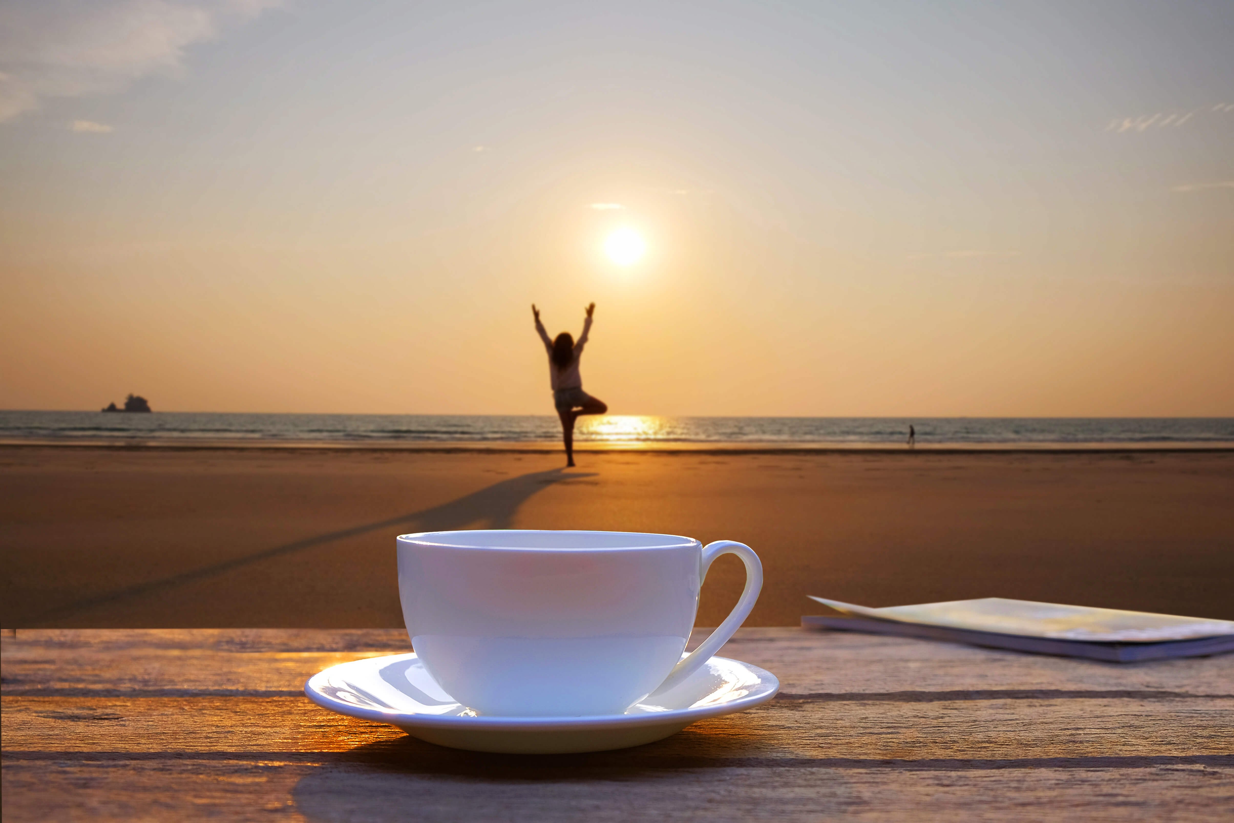 Красивая картинка море утро. Чашка кофе на море. Кофе и море. Утро на море. Чашка кофе на берегу моря.