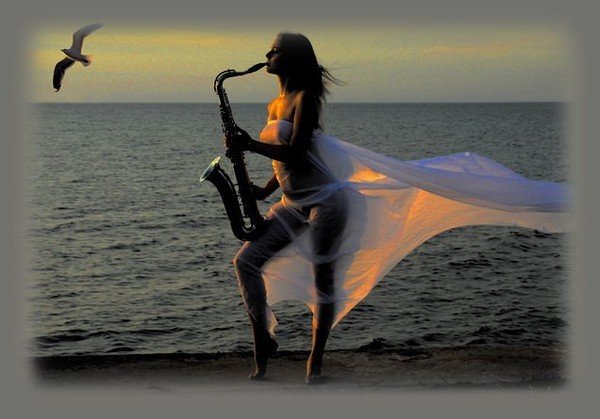 Саксофонист на море