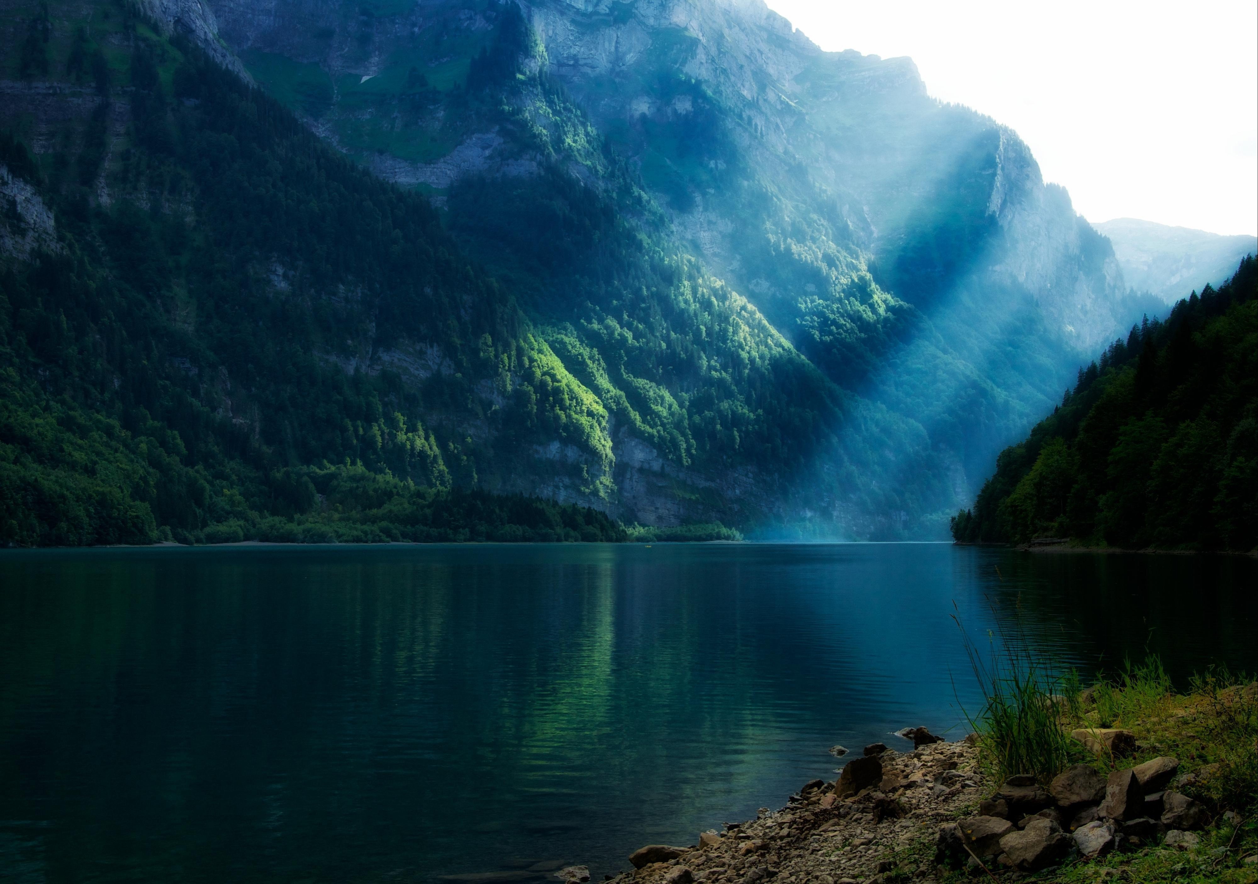 Реки леса океаны леса и поля. Клёнтальское озеро Швейцария. Озеро Брайес Италия. Озеро в горах. Горы лес озеро.