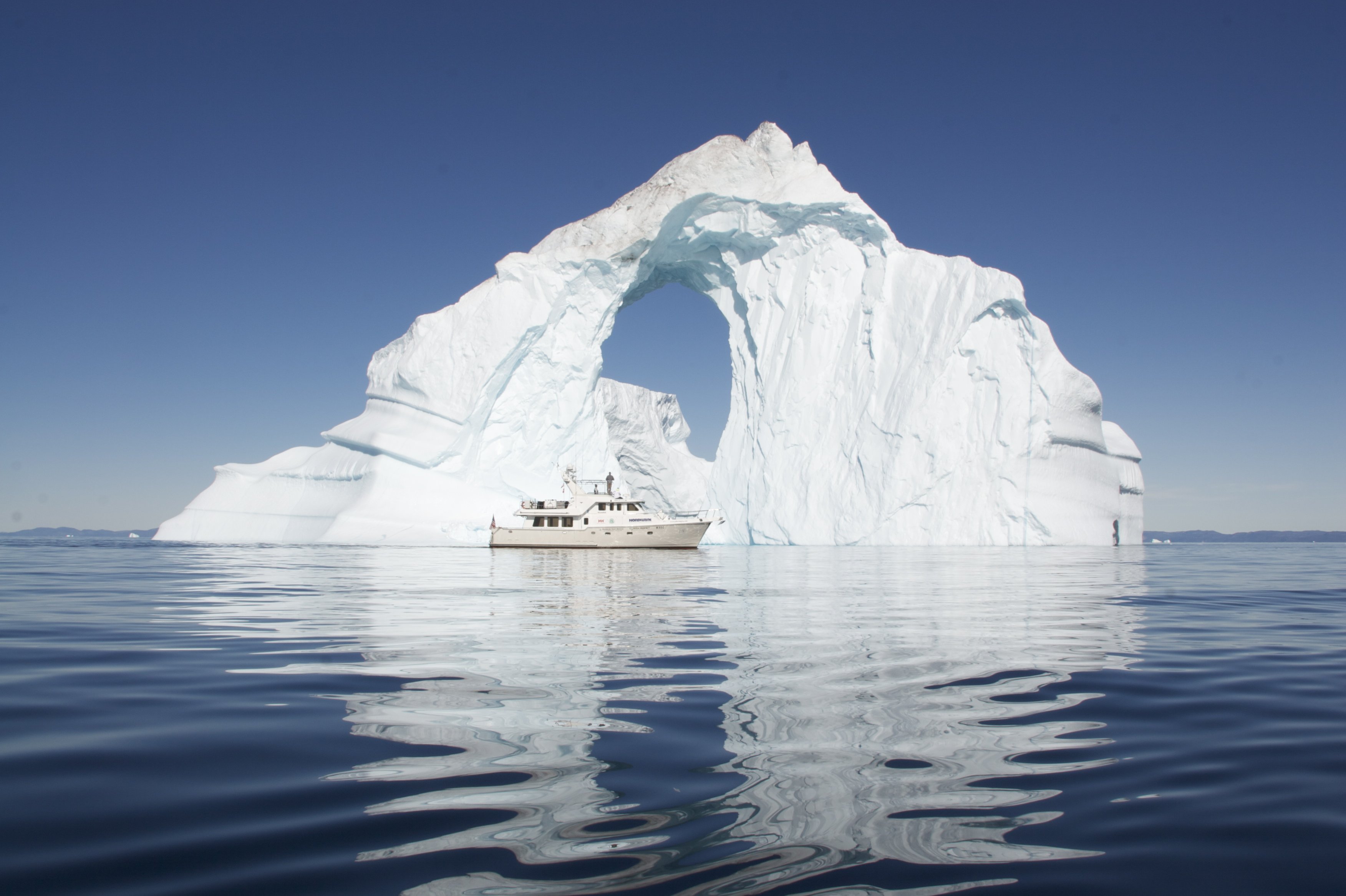 Какая часть айсберга над водой. Пирамидальные айсберги. Ледники айсберги Антарктиды. Куполообразные айсберги. Самый красивый Айсберг.