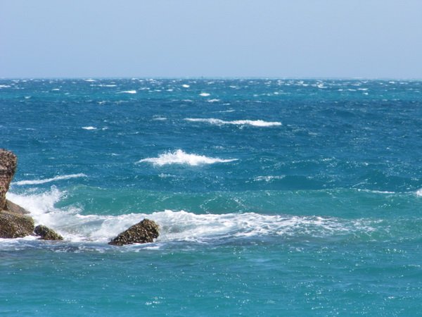 Галечный пляж и волна