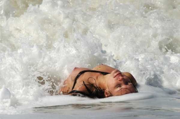 Девушка в брызгах моря