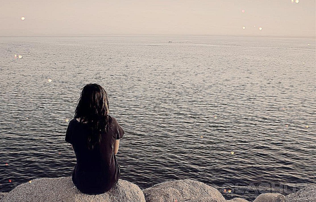 Грустью море не вычерпаешь. Девушка море печаль. Грустная девушка картинки со спины на аву. Фото девушка и море грусть. Фото грусти у моря темная.
