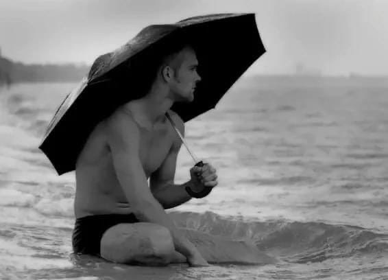 Старушка на берегу моря