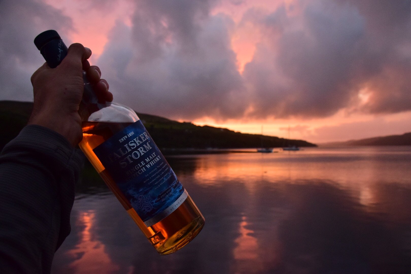 Бутылочка на ночь. Виски на берегу моря. Море виски. Пиво на закате. Виски на природе.