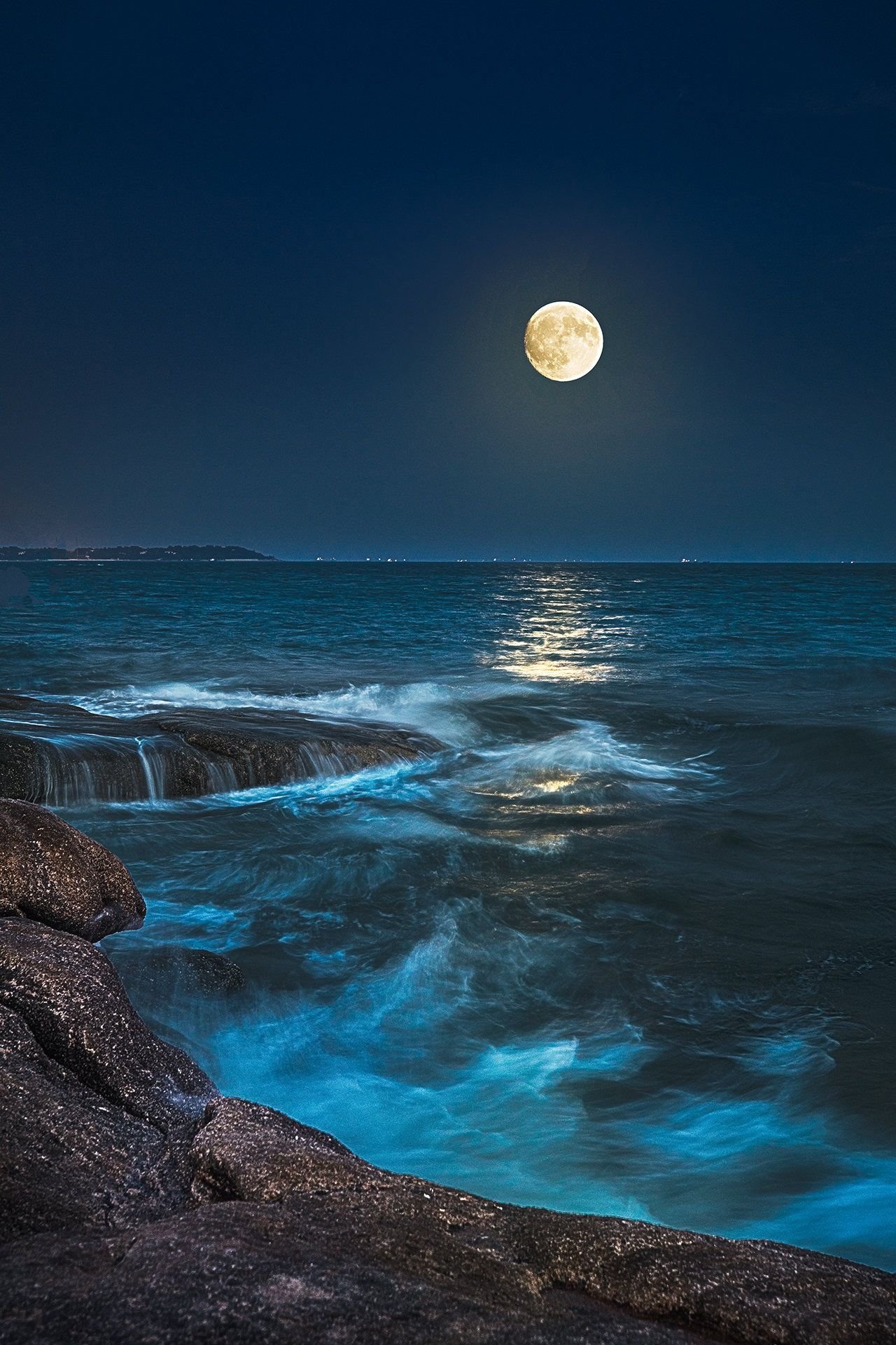 Моря океаны луны. Ночь в море. Ночное море. Луна и море. Лунная ночь.