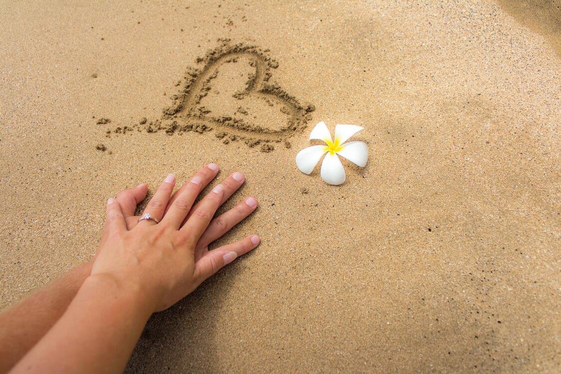 Следы любви. Сердце из песка в руках. Сердце на песке. Изображение песка. Песок в ладони.