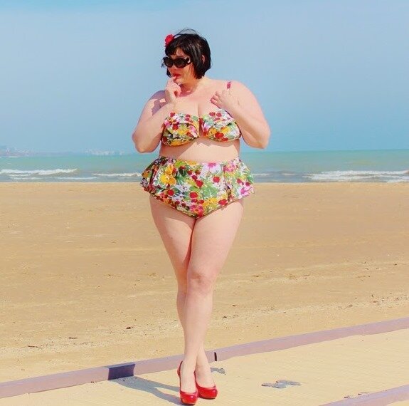 Толстые женщины на море