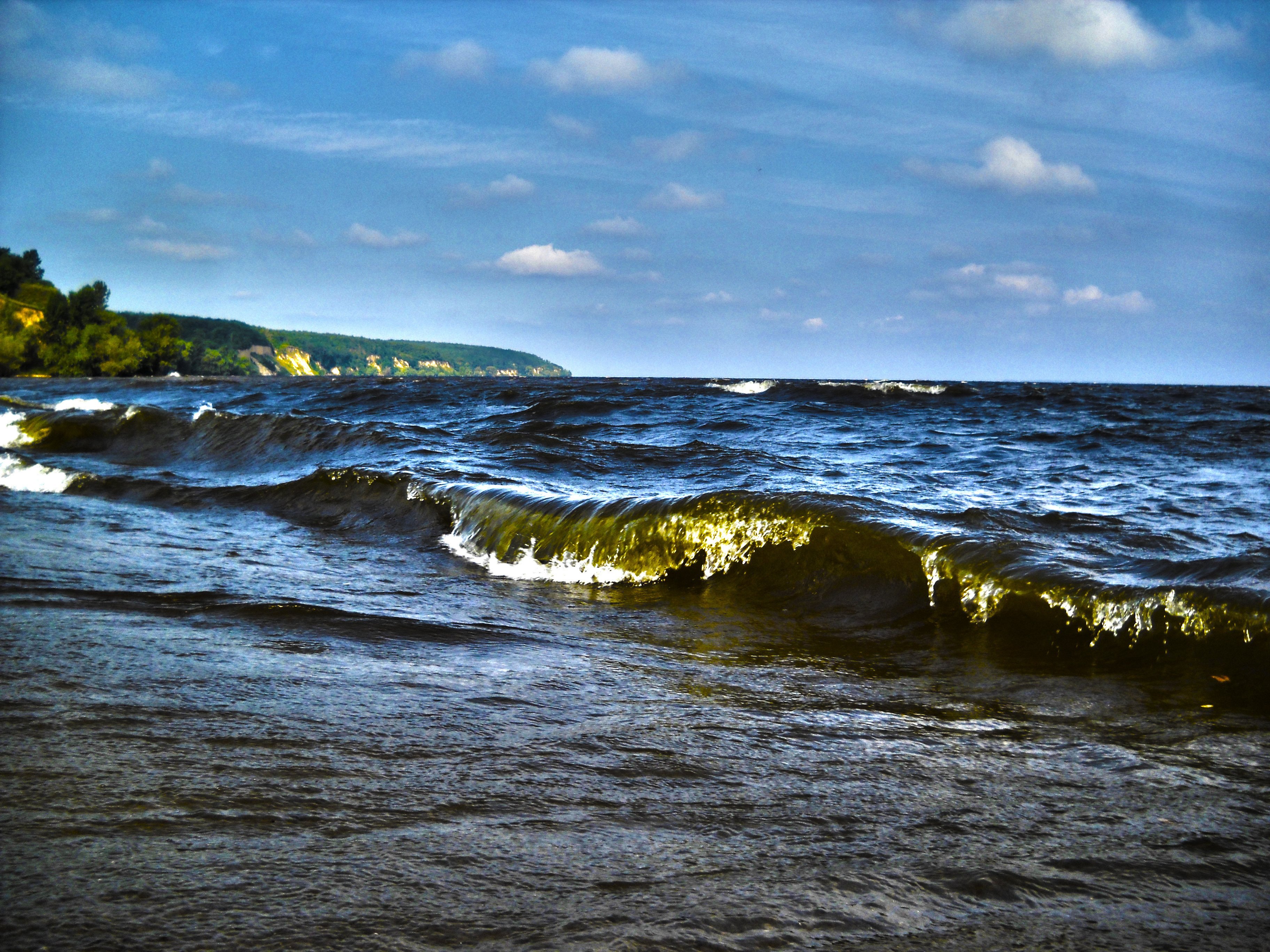 Coast water. Речная волна. Берег моря. Море волны берег. Волны у берега.