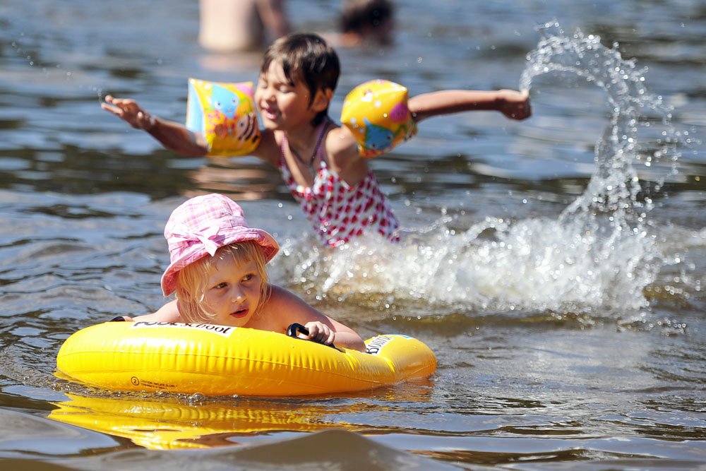 Купание. Дети купаются в море. Купание детей летом. Дети с родителями купаются. Дети с родителями на реке.