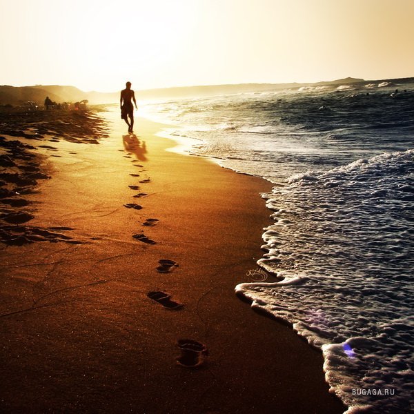 Человек уходит в море