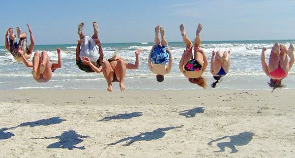 Танцы на пляже смешные