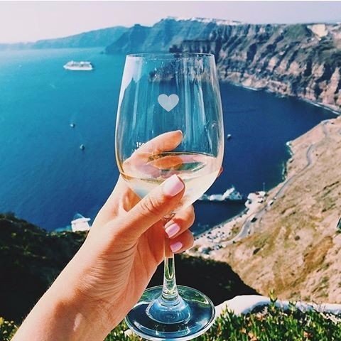 Бокал вина с видом на море