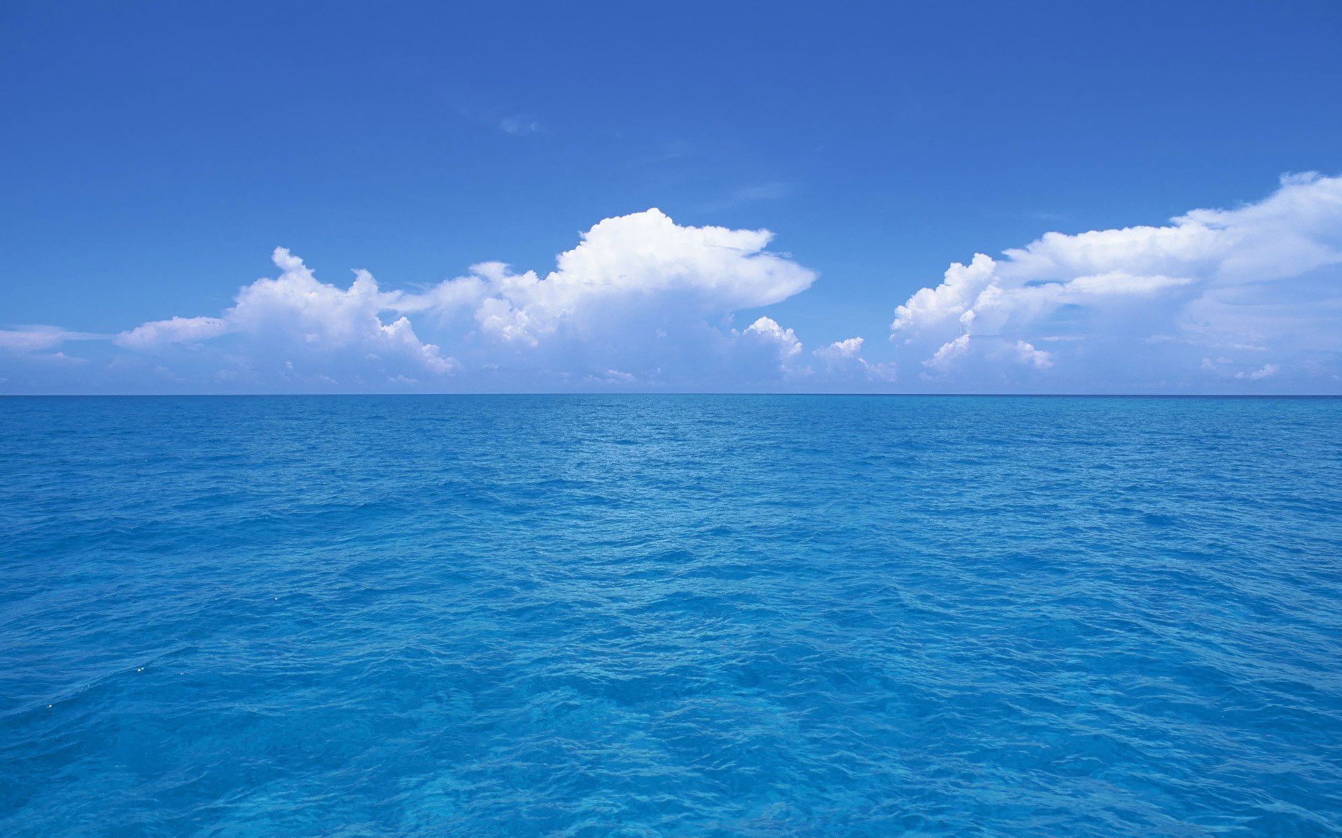 Голубое море