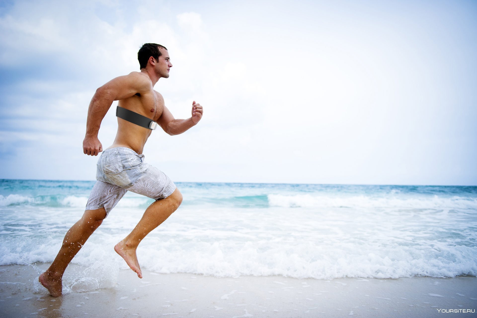 Побежал парень. Здоровый мужчина. Здоровое тело мужчины. Мужчина бежит по пляжу. Хорошая физическая форма.