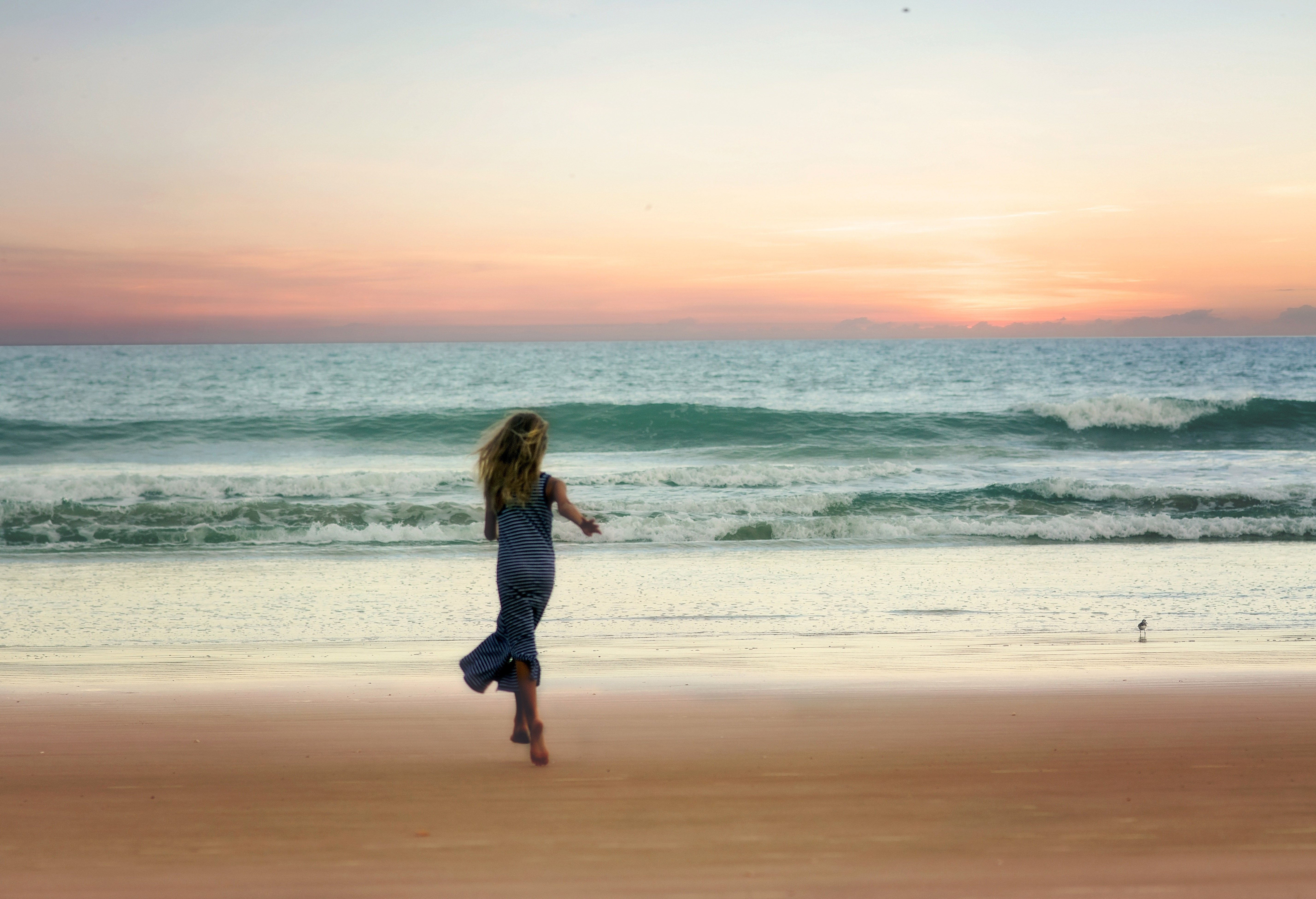 Навстречу морю. Девушка-море. Девушка бежит к морю. Девушка идет по берегу моря. Фотосессия на море.