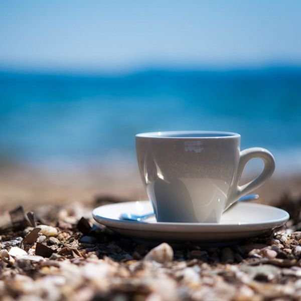 Чашка чая на берегу моря