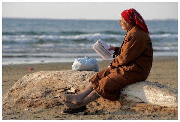 Старушка на берегу моря