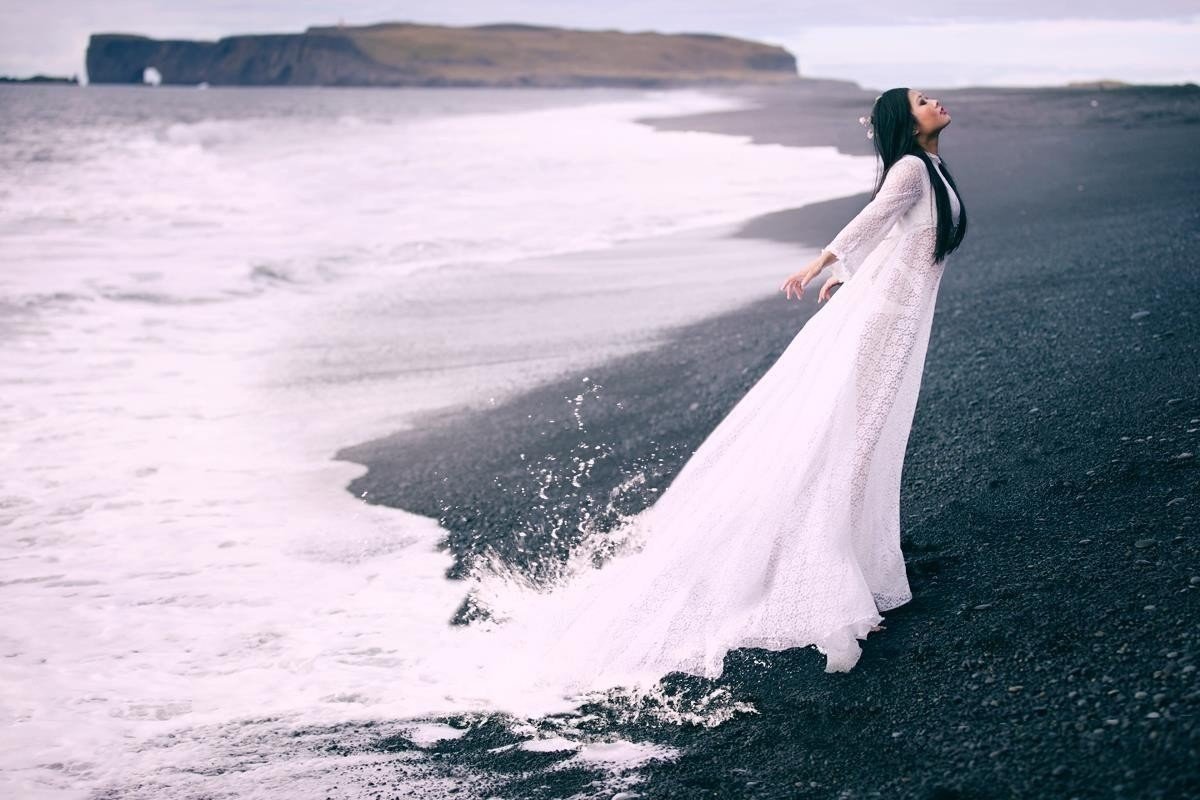 Видеть себя в длинном платье. Фотосессия на море в длинном платье. Девушка в длинном белом платье. Девушка в длинном платье. Фотосессия на море в платье.