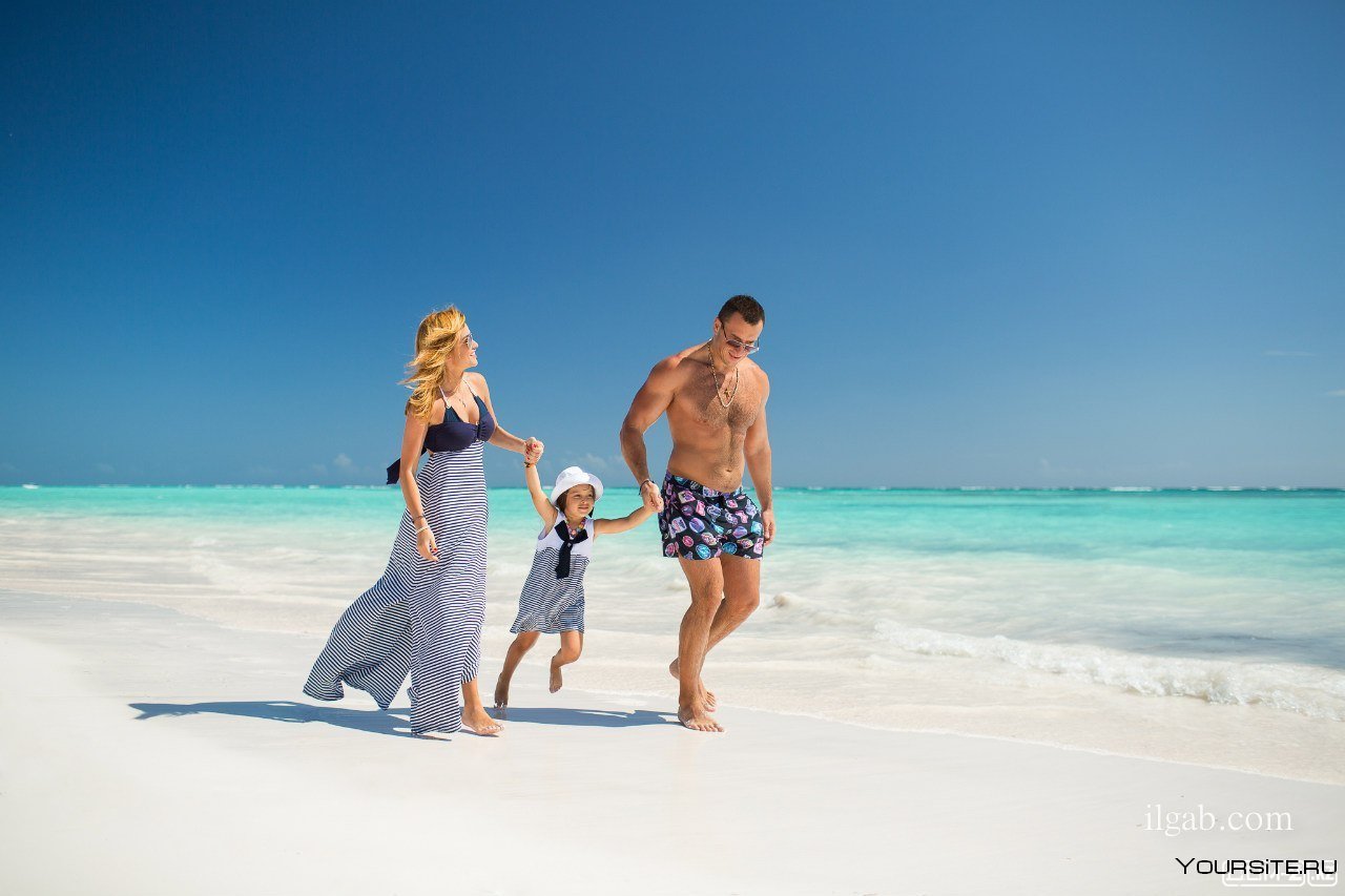 Мама папа на пляже. Семья на море. Счастливая семья на море. Семья на пляже. Семейная фотосессия на море.