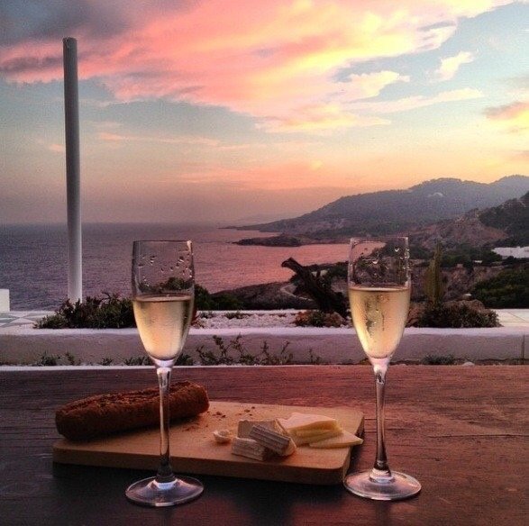 Вино на берегу моря вечером