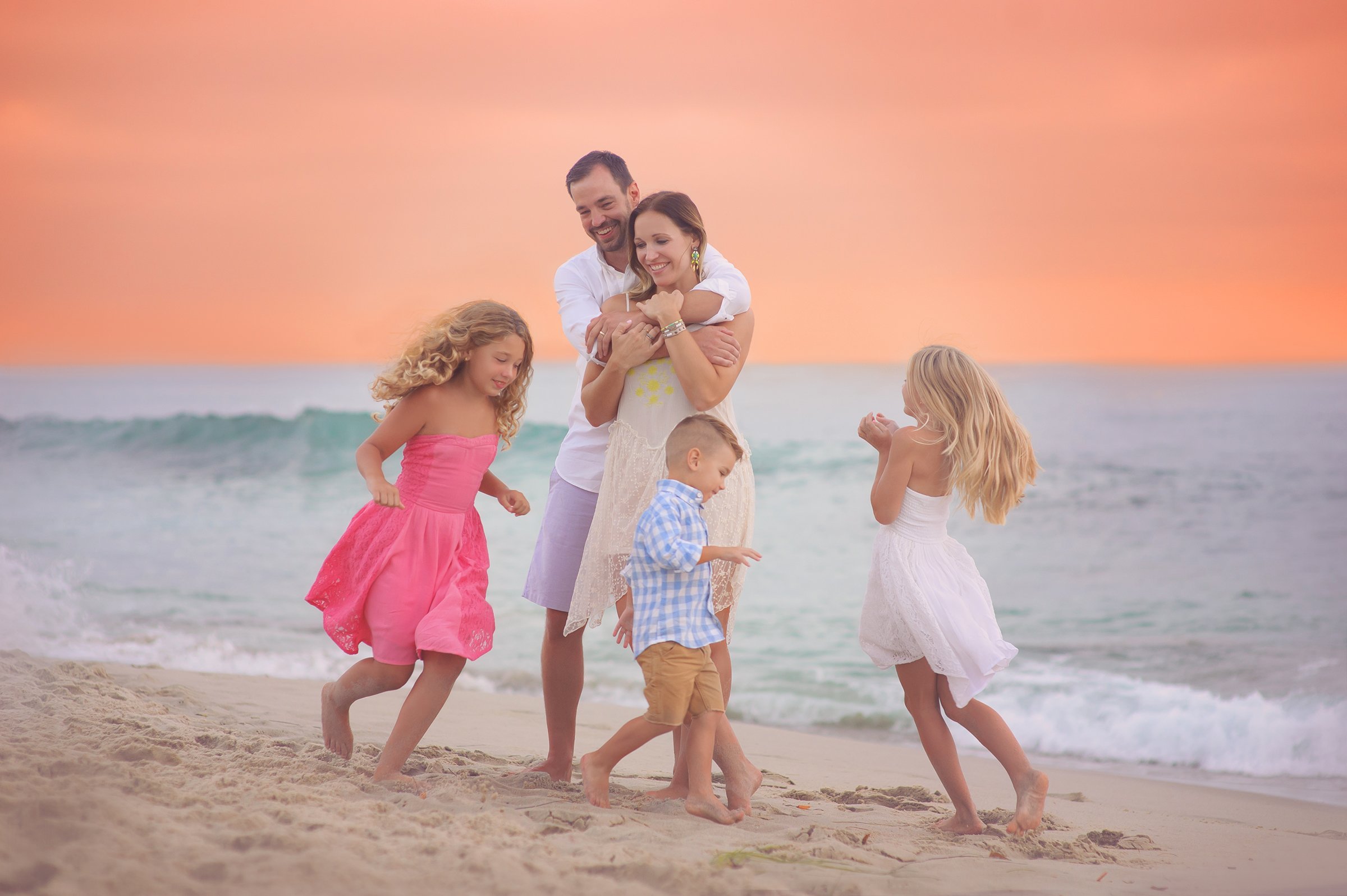 Я мамы папы счастье. Семейная фотосессия на море. Фотосессия на берегу моря семейная. Счастливая семья на море. Счастливая семья с детьми на море.