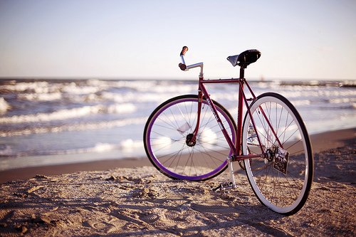 Велосипед на берегу