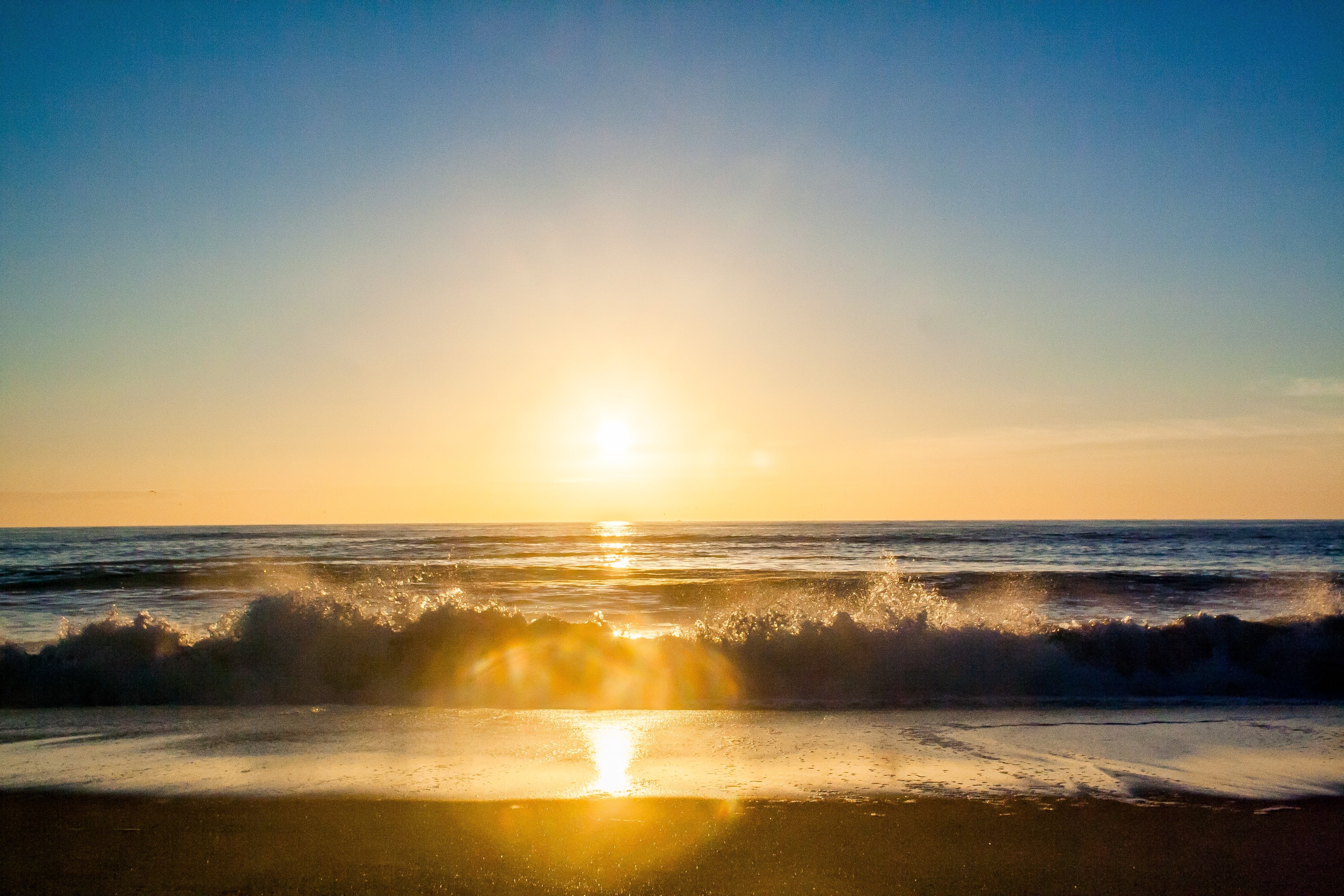 Солнечное небо на море. Море солнце. Рассвет на море. Солнце пляж. Восход на море.