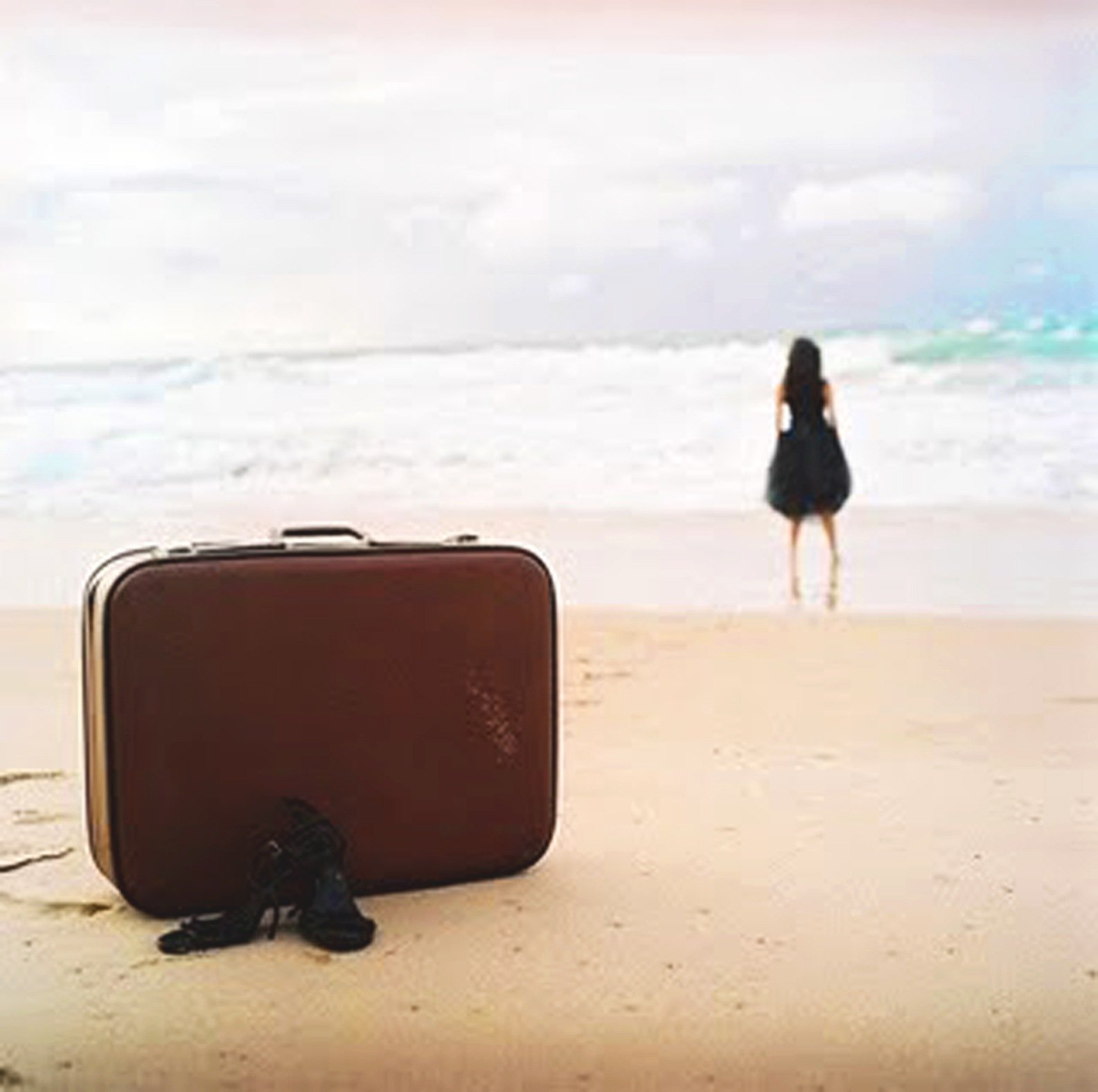 Переехать к морю. Чемодан на море. Отпуск чемодан. Отдыхающие с чемоданами. Чемодан для путешествий.