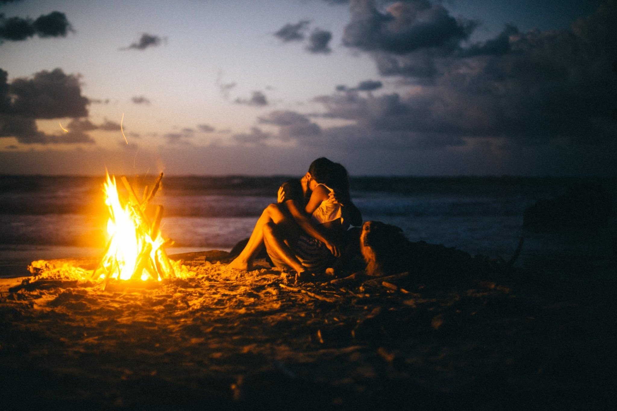 В тот вечер возле нашего огня. Костер любви. Влюбленные на берегу у костра. Романтика у костра. Костер вечером на берегу моря.