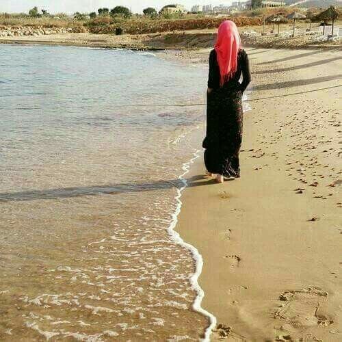 Девушка в платке со спины