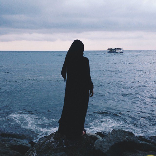 Грустные мусульманские. Мусульманка на море. Девушка в хиджабе у моря. Мусульманка у моря со спины. Девушка море грусть.