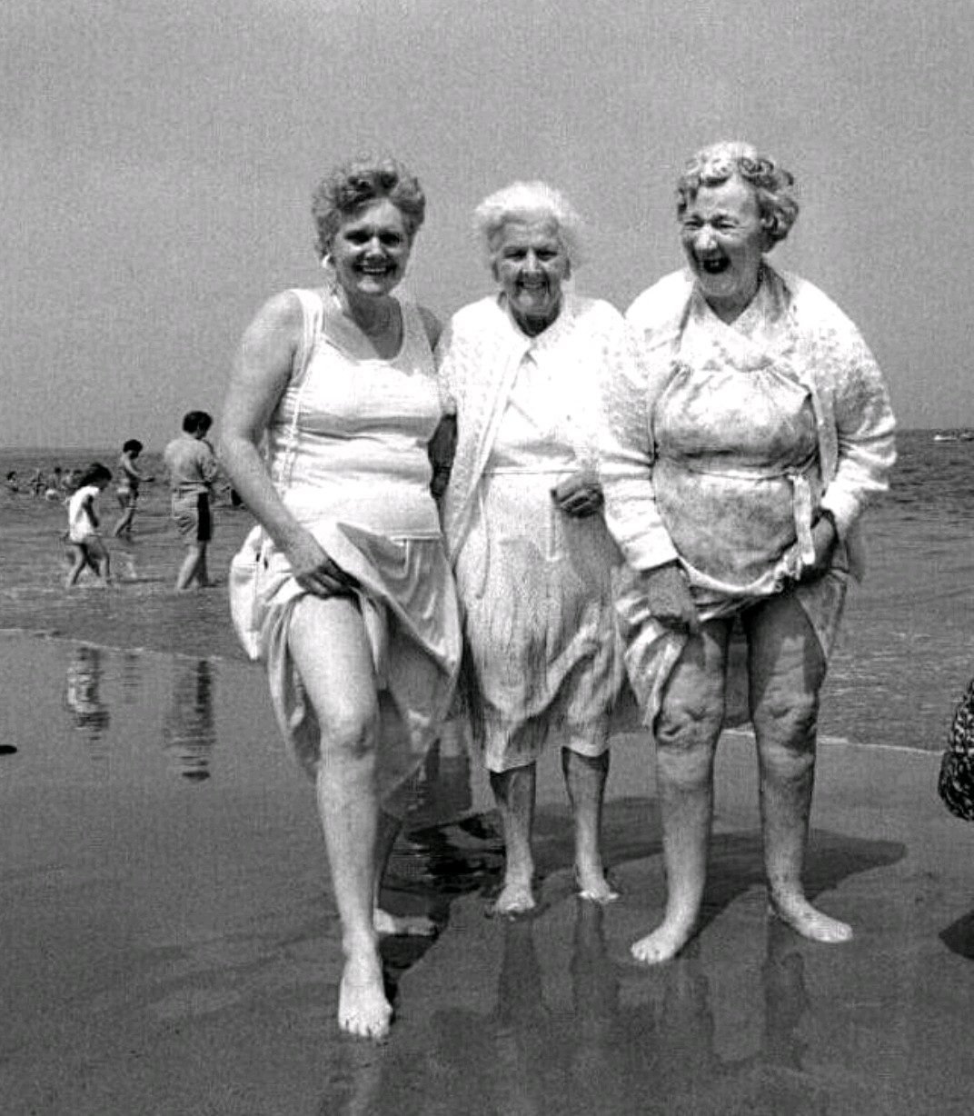 бабушки на море