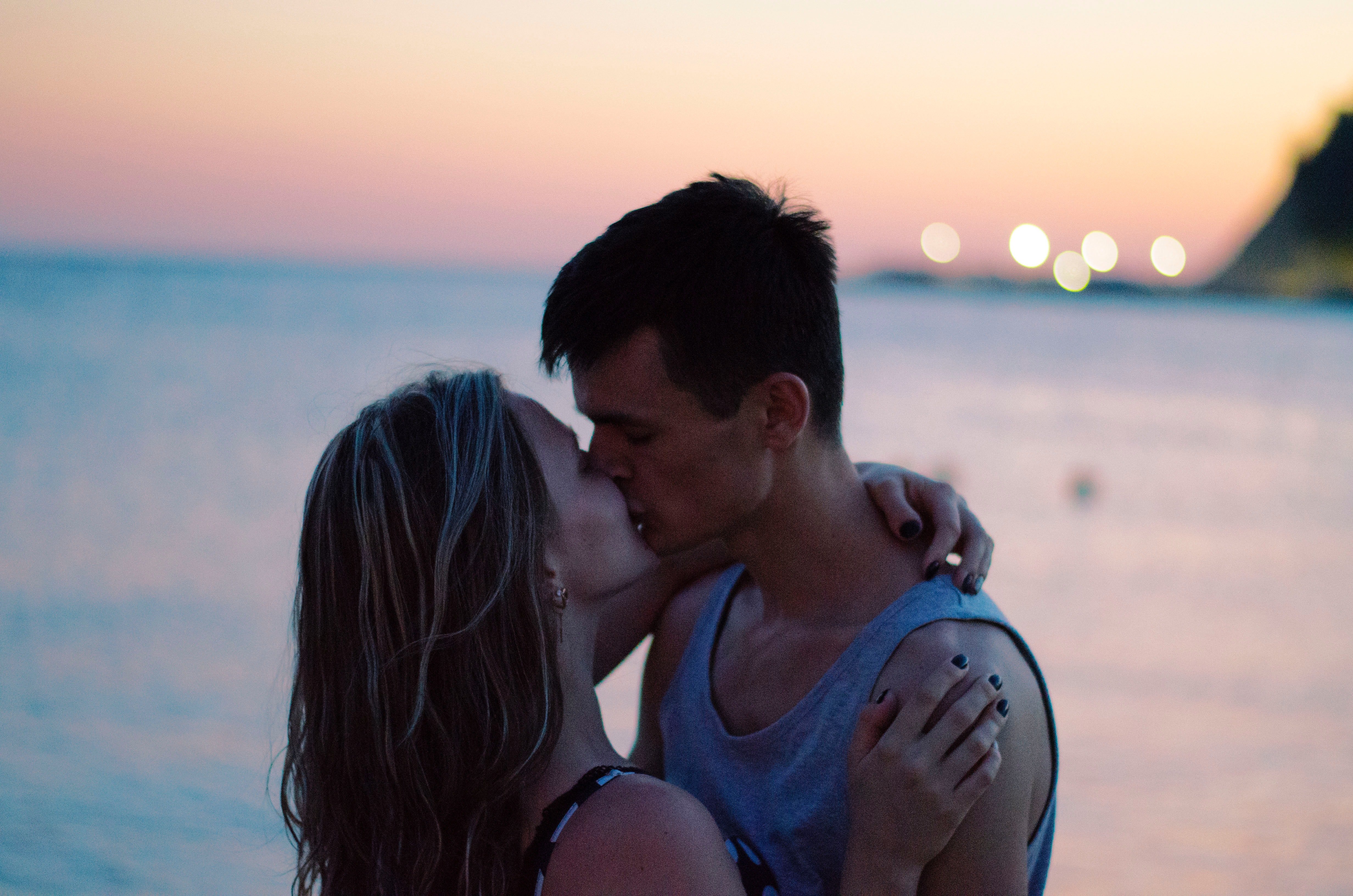 Девочка и мужчина 18. Парень и девушка. Красивая девушка с парнем. Красивые пары влюбленных. Поцелуй на море.