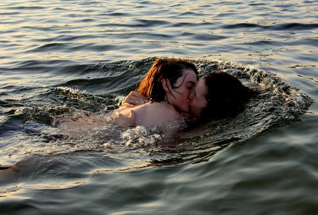 Фото поцелуя парня и девушки без лица на аву (36 фото)