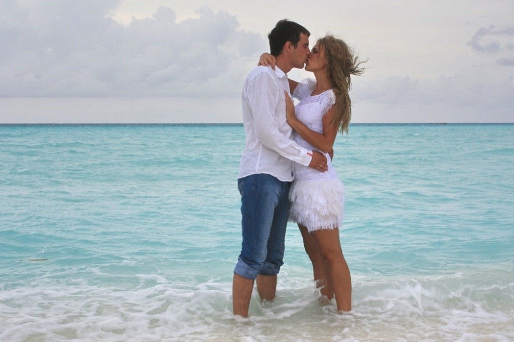 Полностью любовь. Мужчина и женщина на море. Открытка пара на берегу моря. Открытка со встречей с любимым мужчиной. Открытки море и любовь.
